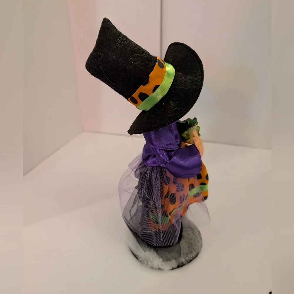 Annalee 2010 75th Anniversary Halloween Witch Figurine with Frog - 10.5